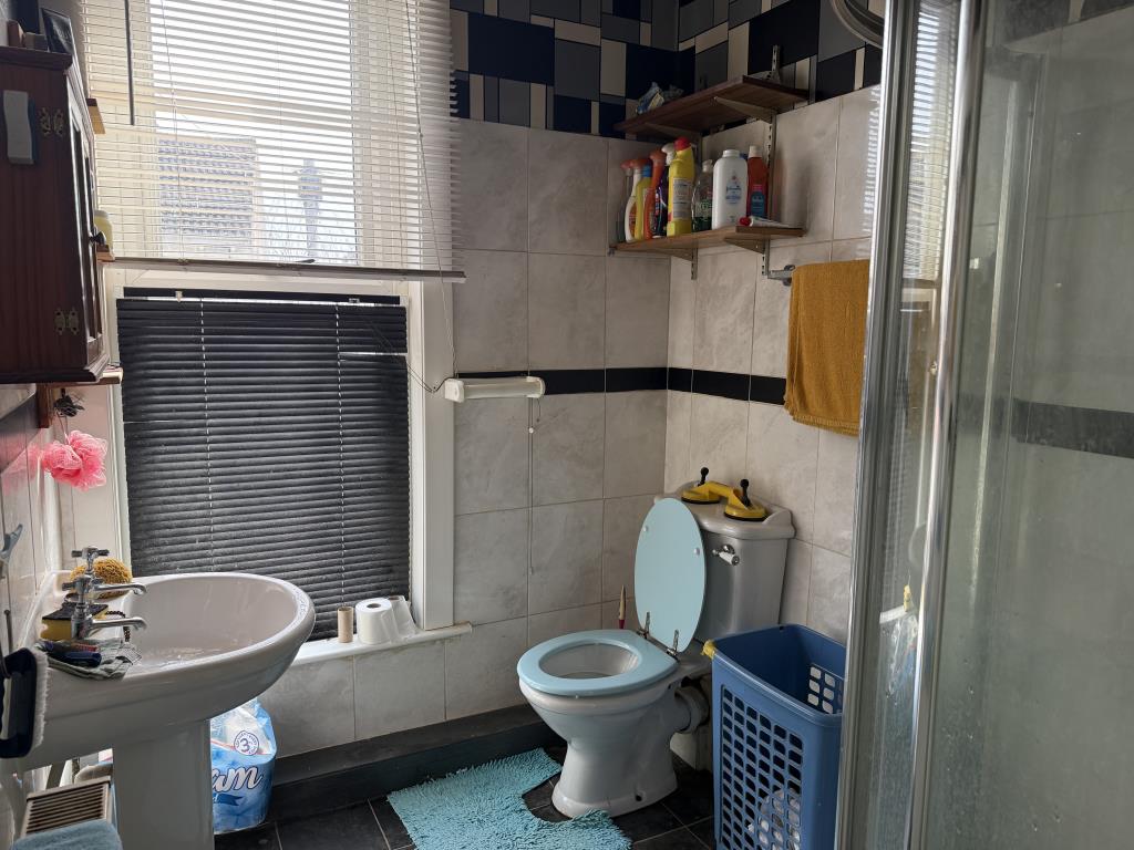 Lot: 133 - THREE-BEDROOM HOUSE IN NEED OF IMPROVEMENT - Family bathroom on first floor